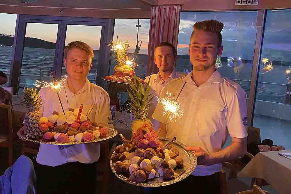 Eisparade an Bord von MS Brombachsee