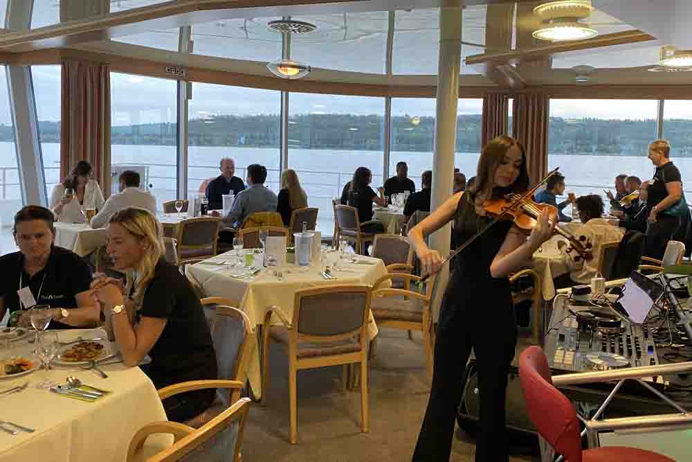 Geigerin an Bord von MS Brombachsee